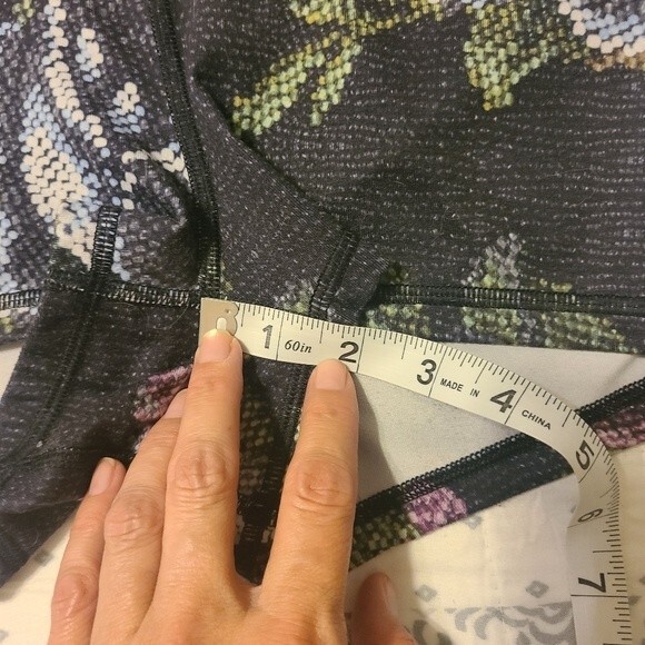Lululemon boogie roll down digital floral print shorts size 0 - Picture 7 of 7